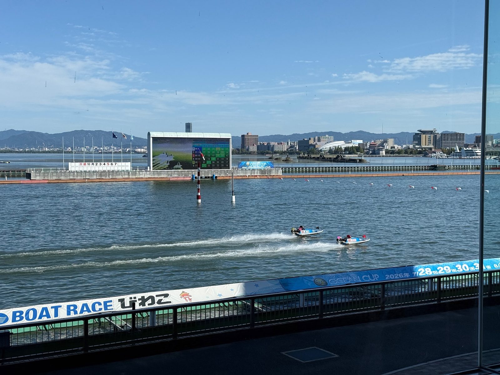 琵琶湖競艇場,小艇在藍色湖面上競速