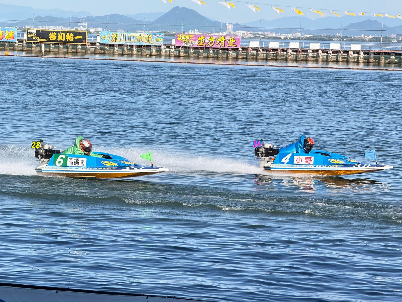 琵琶湖競艇場,小艇在藍色湖面上競速