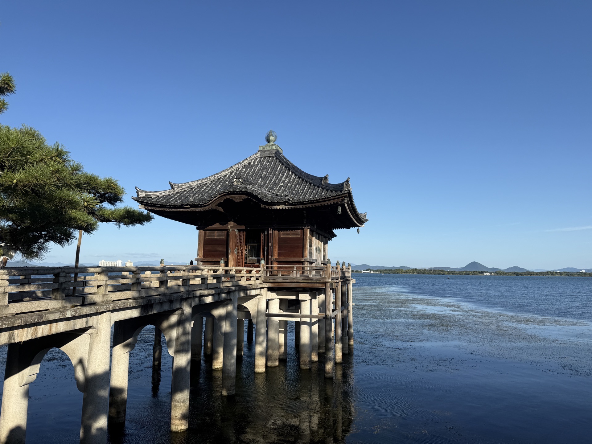 浮御堂——建在琵琶湖湖中岩台上的千年佛堂，石橋連接湖岸與佛堂