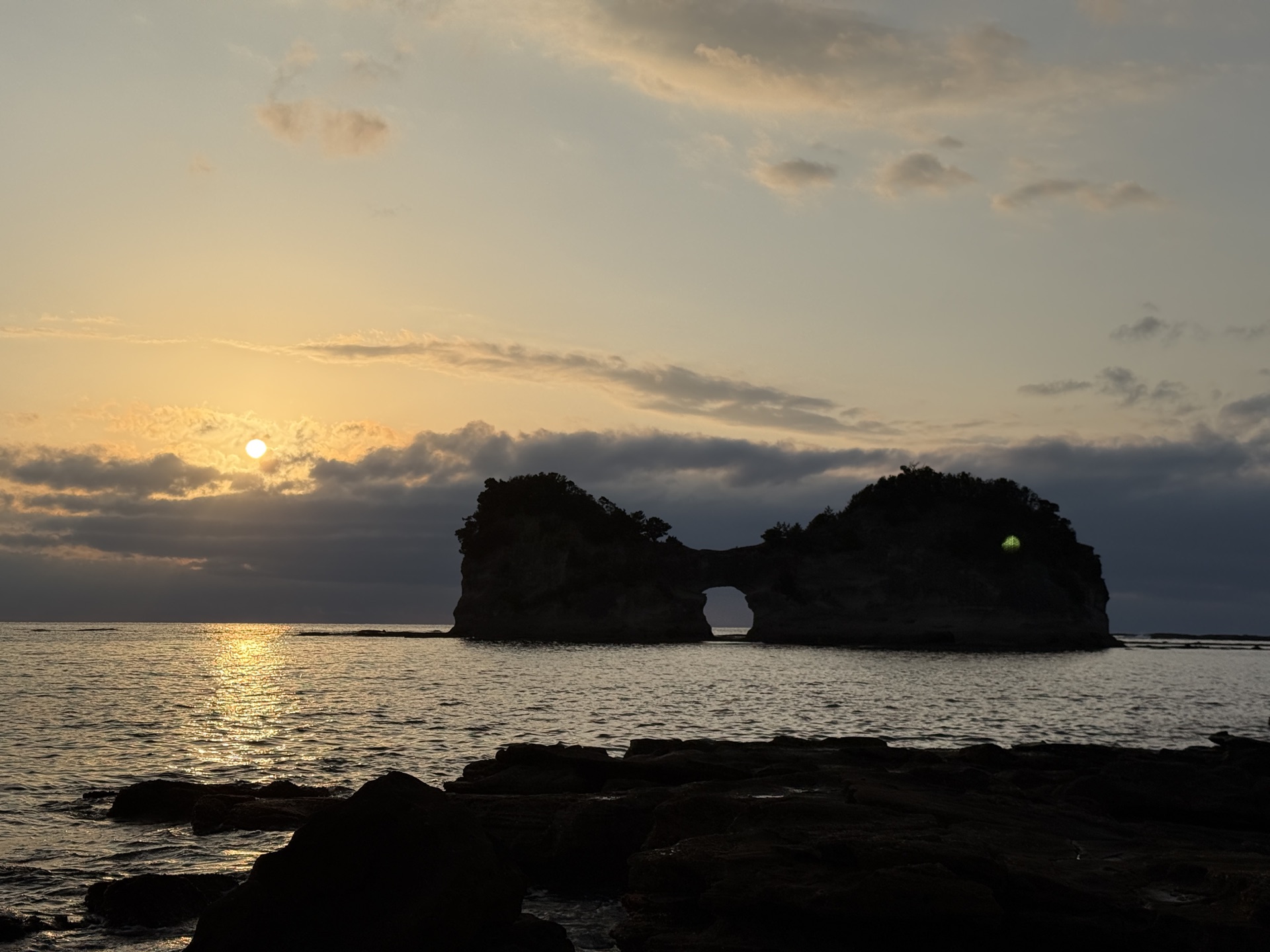 白浜円月島夕陽剪影