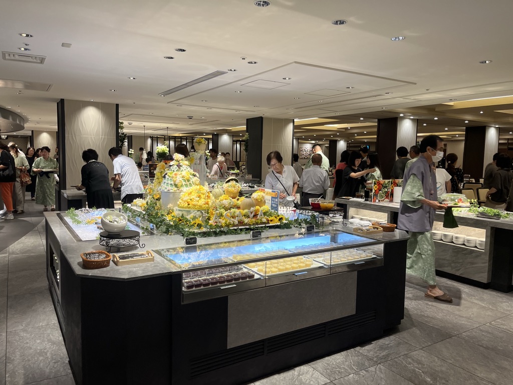 鬼怒川溫泉站前廣場,前景是手持棒槌的鬼怒太青銅雕像,背景為群山與溫泉旅館街