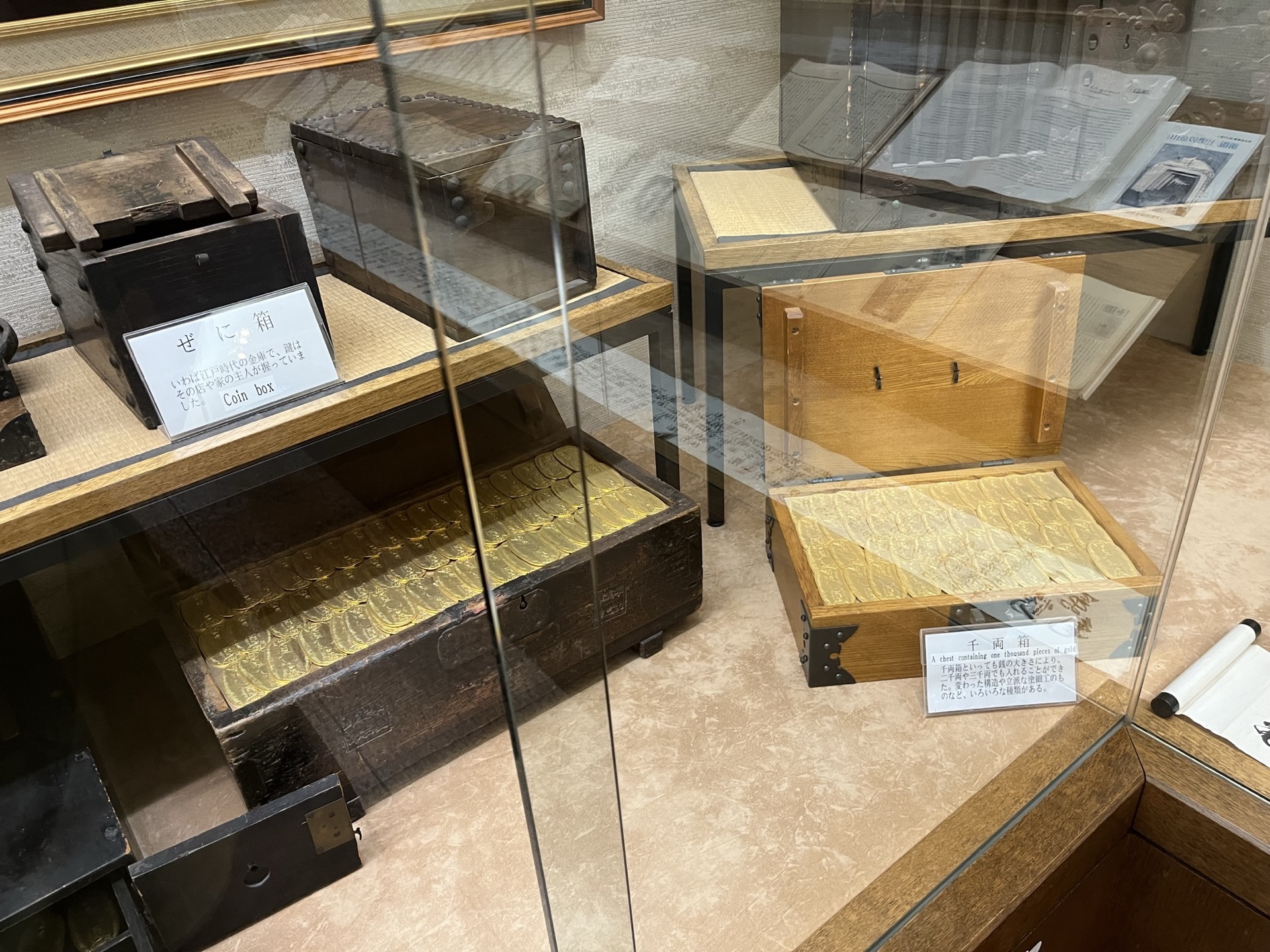 土肥金山入口木製招牌,白色布幔上寫「土肥金山」三字,背景為晴天