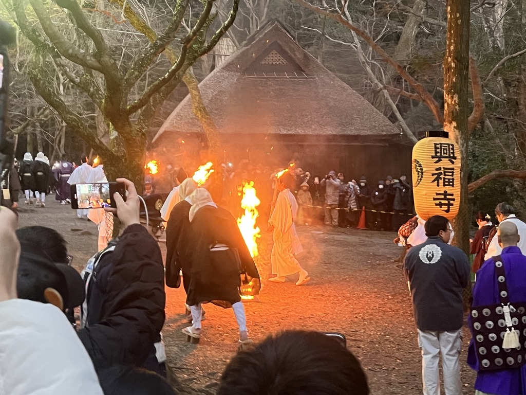 若草山燒山祭,整片山坡火線延伸,山腳觀眾手機燈點點