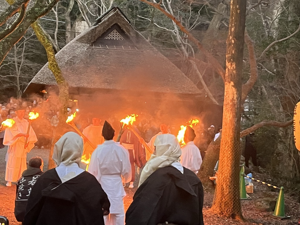 若草山燒山祭,整片山坡火線延伸,山腳觀眾手機燈點點